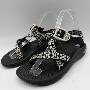 Chacos black and White Geometric Strap Sandals Z/Volv Size 6